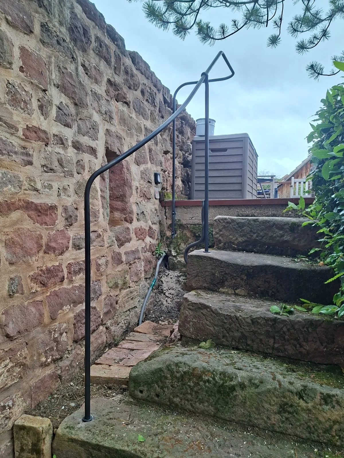 Main courante forgée scellée sur un escalier en pierre - Métallerie Maringer