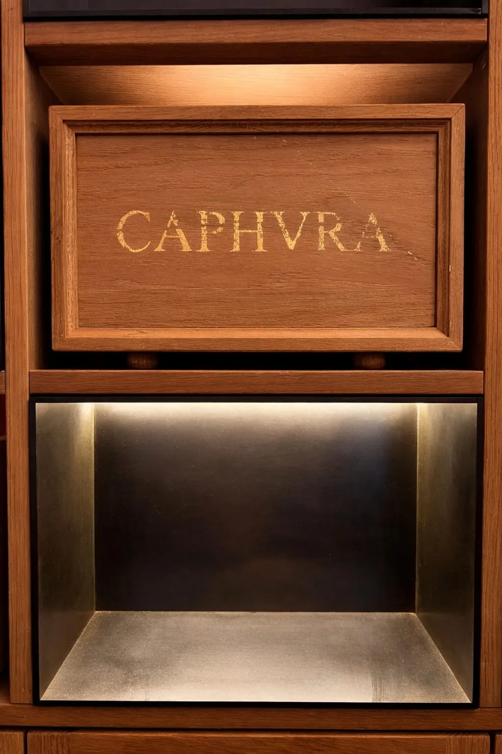 Détail de tiroir et boiserie avec quincaillerie laiton - Métallerie Maringer