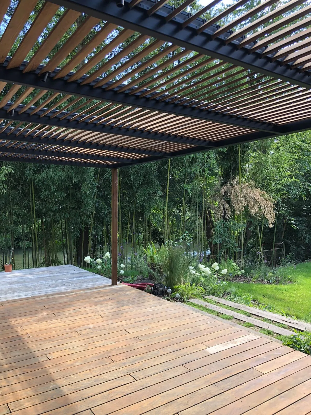 Pergola acier avec couverture naturelle - Métallerie Maringer