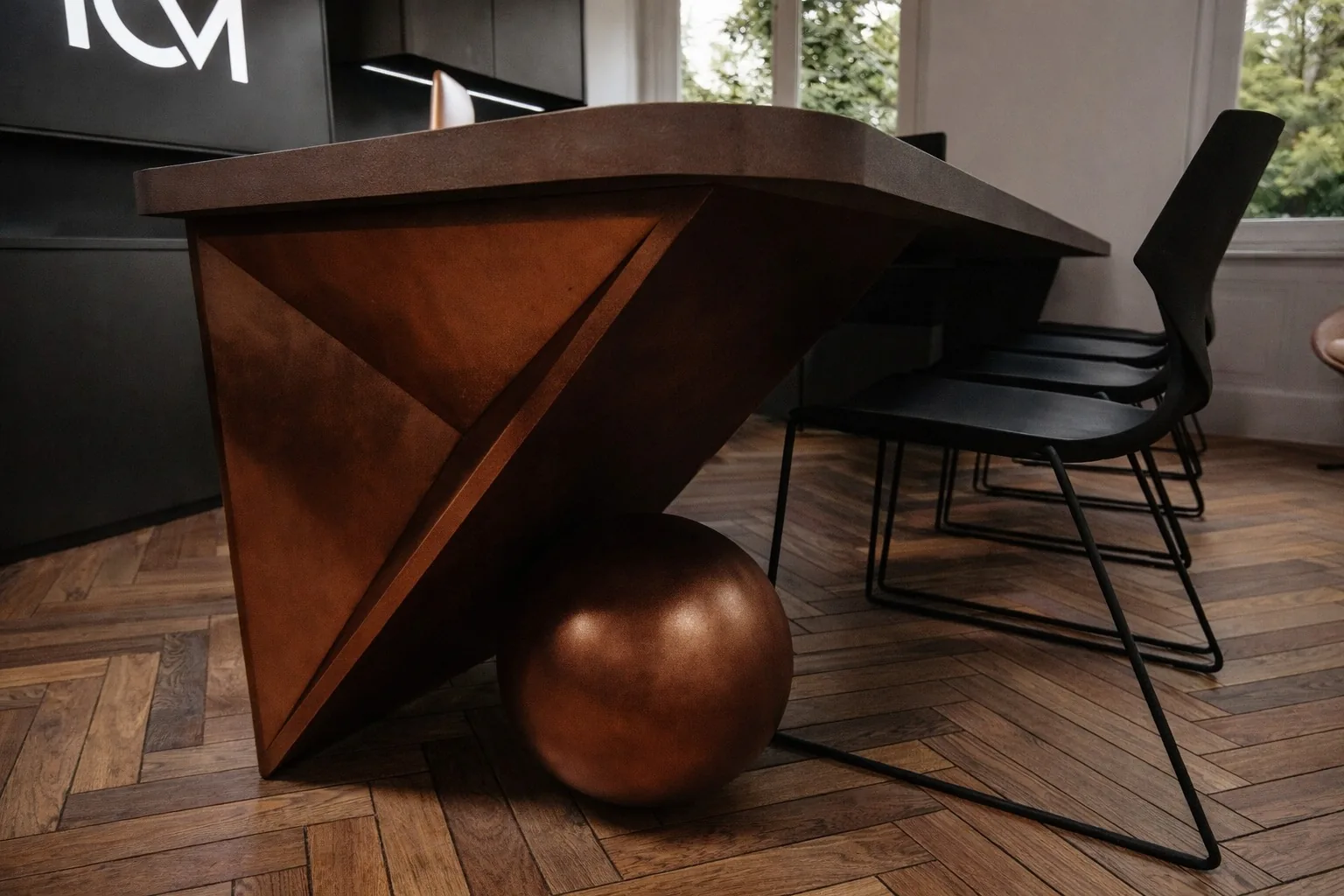 Piètement bronze sculpté - mobilier sur mesure Métallerie Maringer