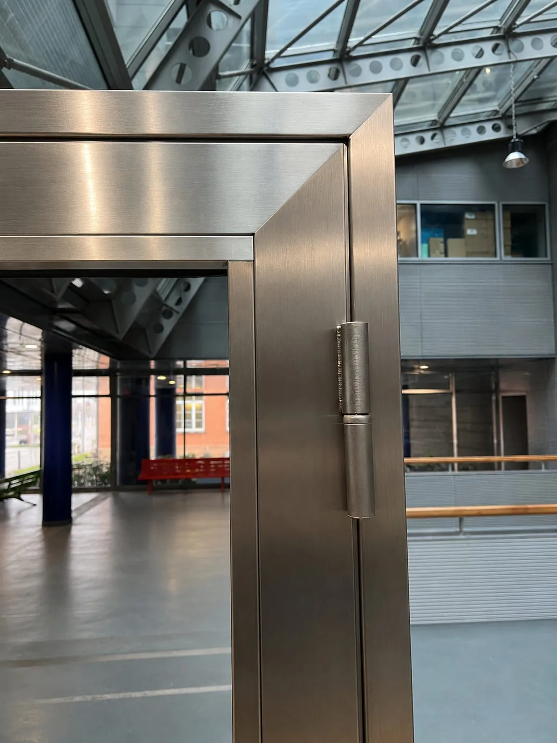 Porte inox et son cadre sur mesure - Métallerie Maringer