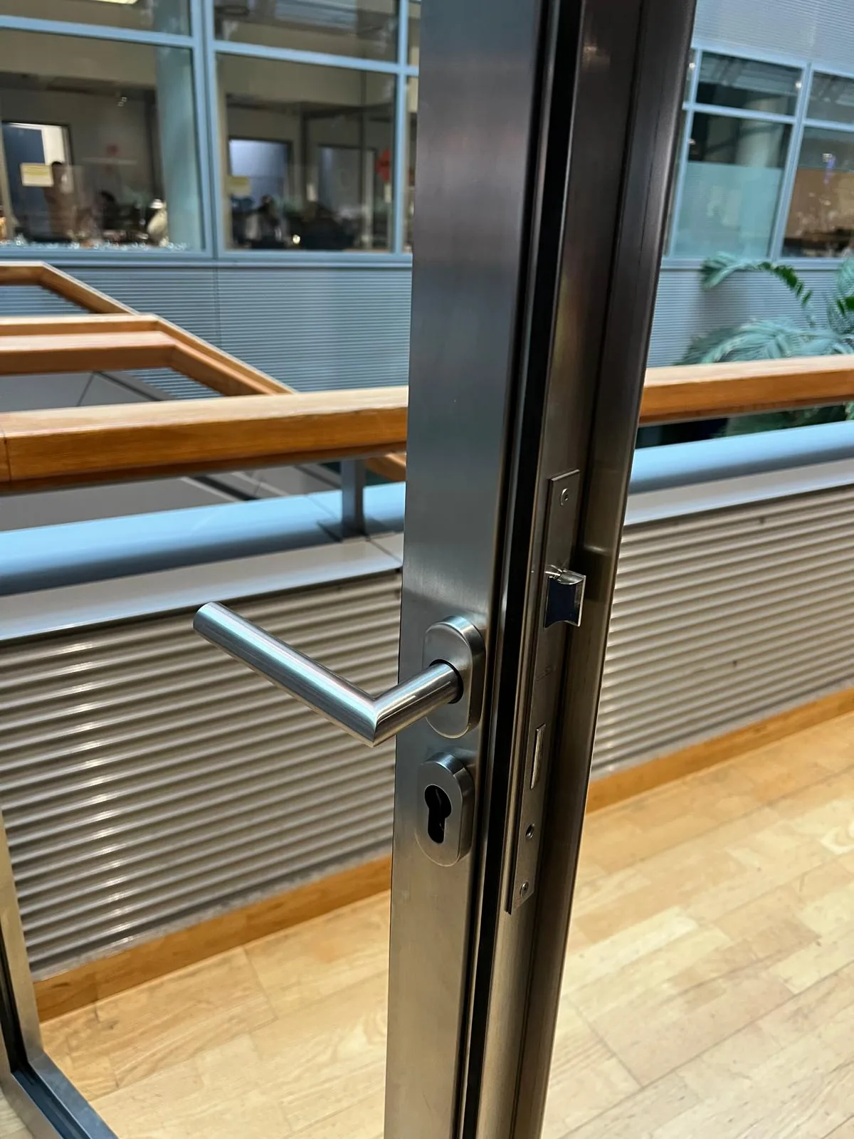 Poignée de porte forgée sur mesure - Métallerie Maringer