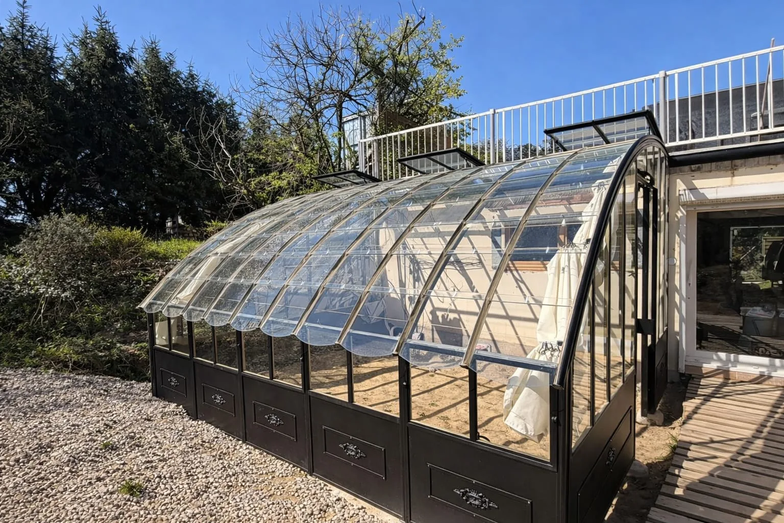 Serre de jardin acier construite sur un terrain en pente - Métallerie Maringer