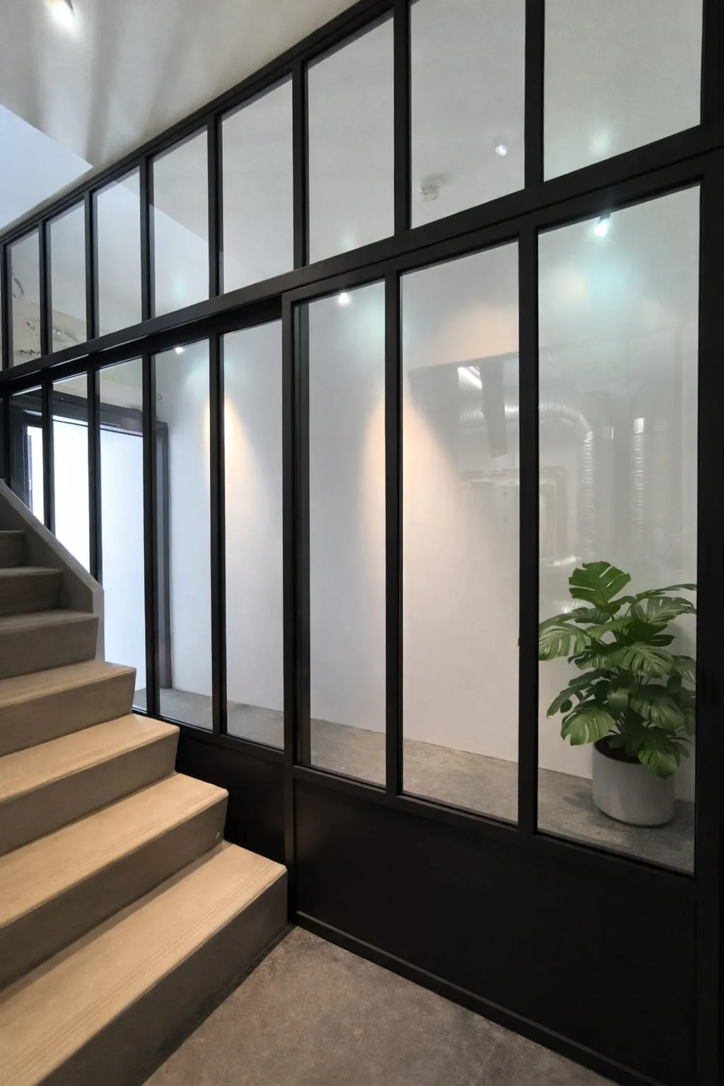 Verrière acier le long d'un escalier - Métallerie Maringer